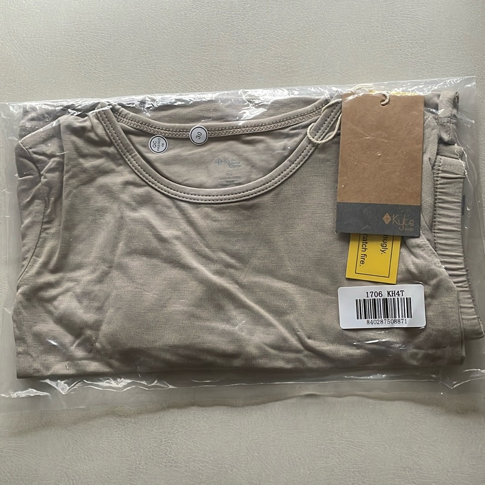Kyte BABY KHAKI short sleeve pajamas 4T.